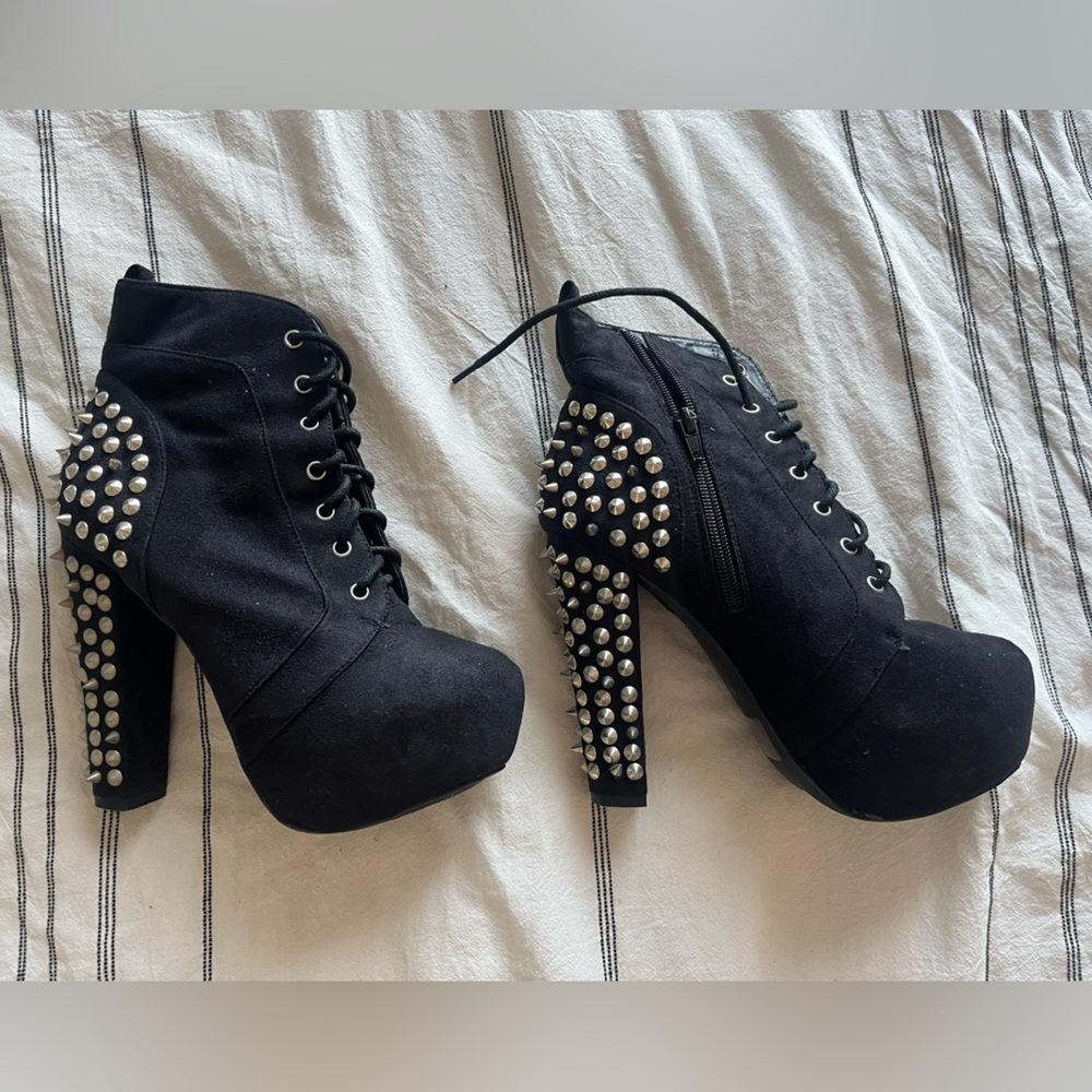 Black hells with spikes